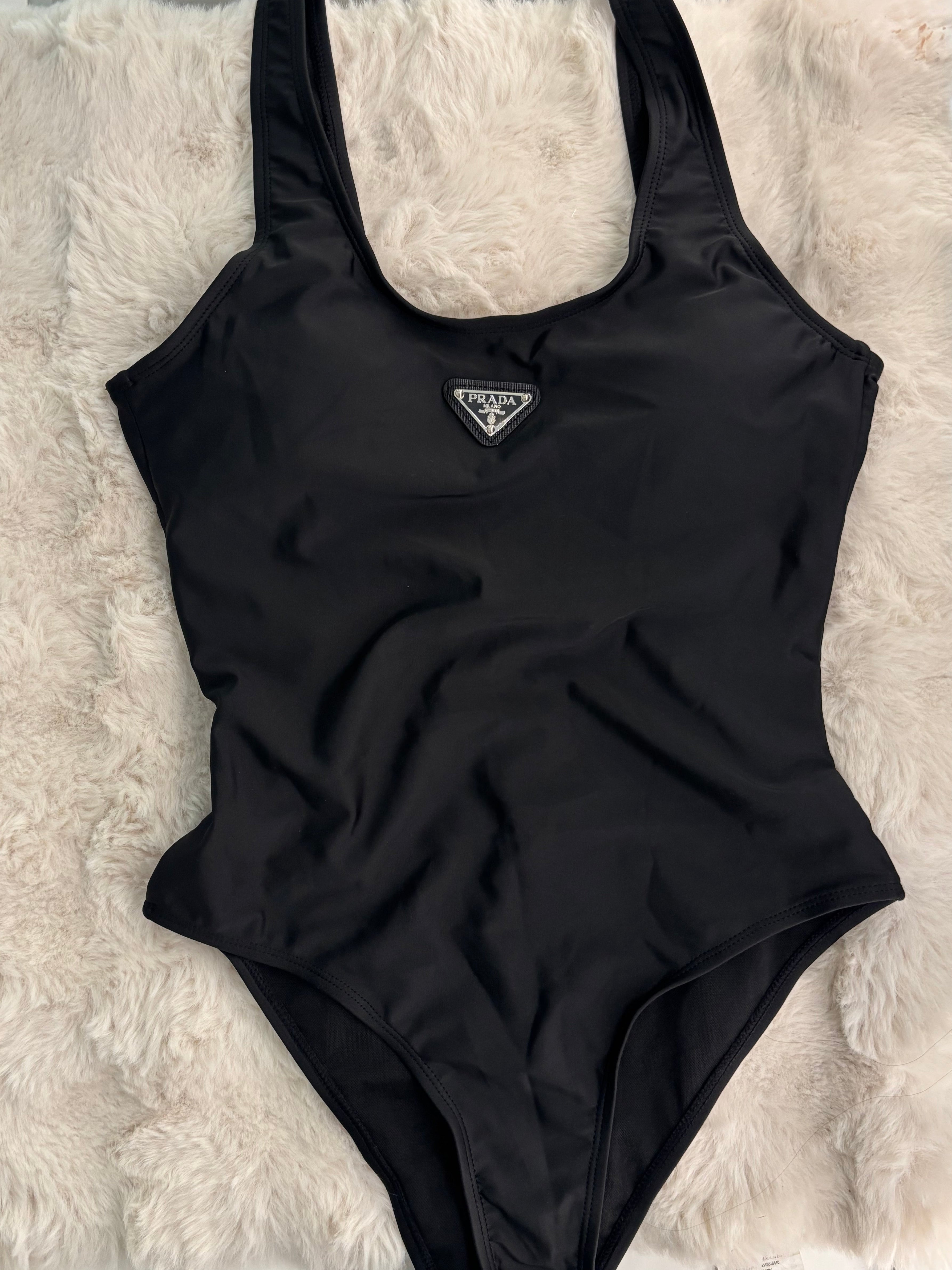 Prada noir (1 pièce)