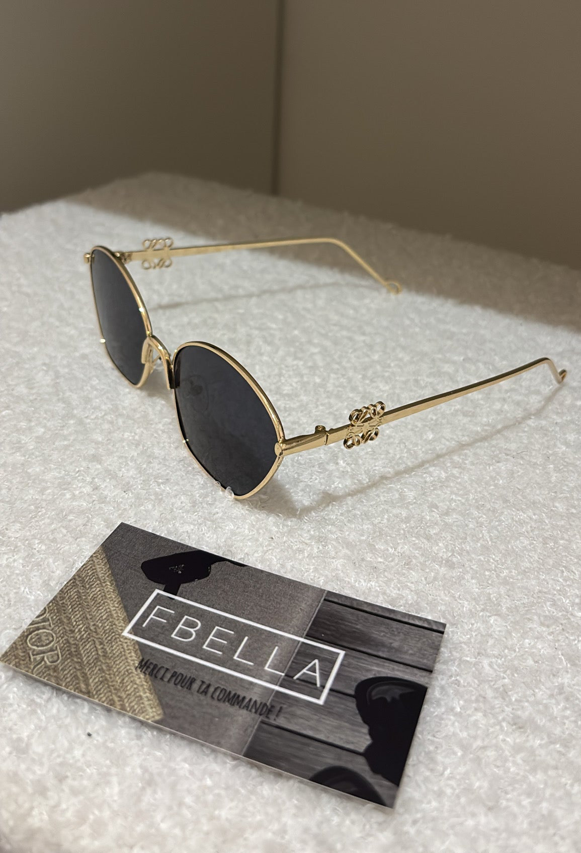 Paire de lunettes de soleil L