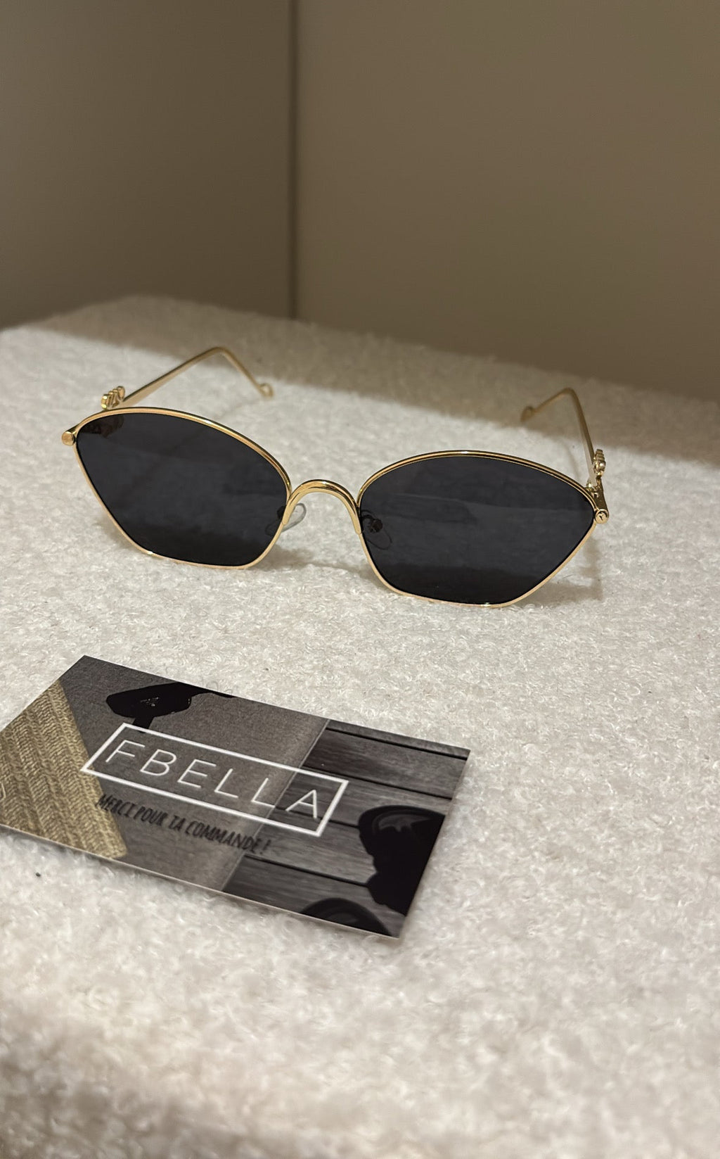 Paire de lunettes de soleil L