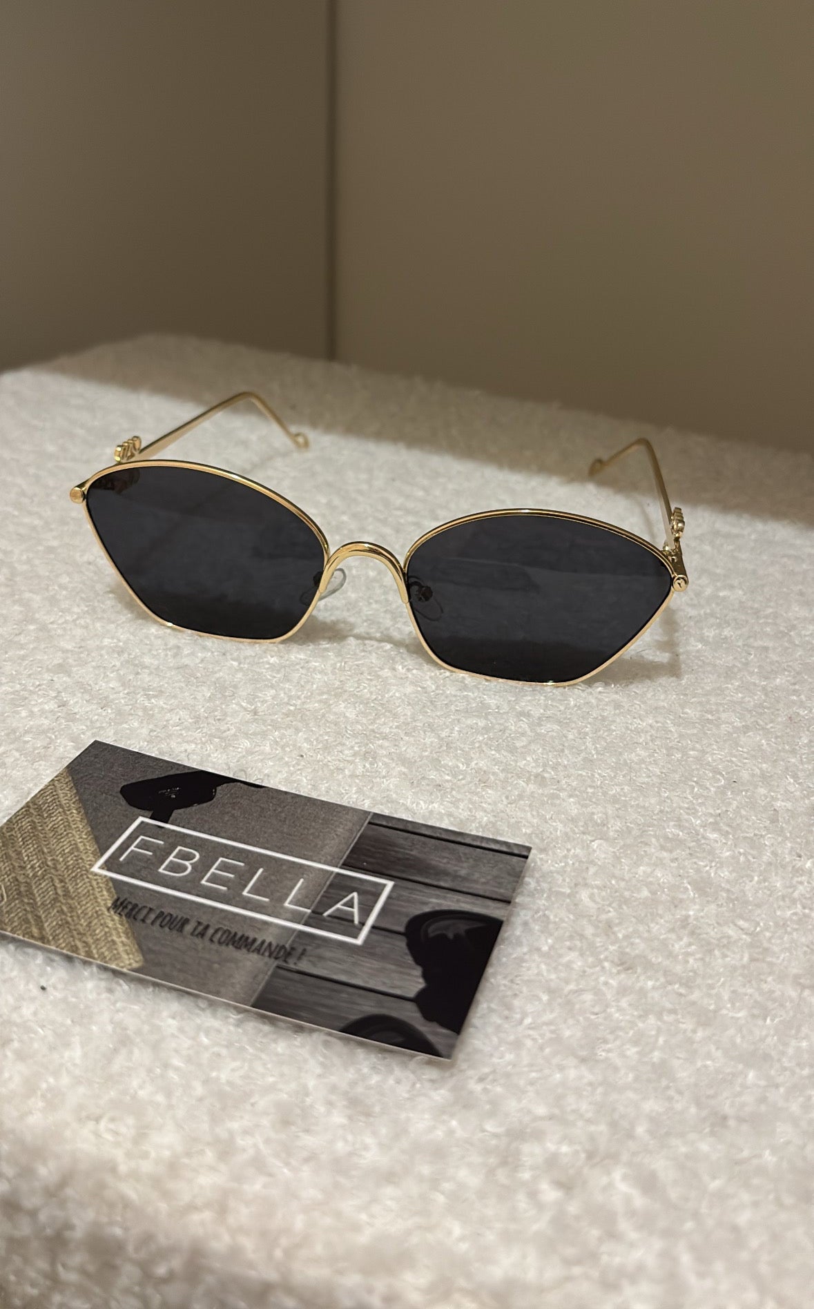 Paire de lunettes de soleil L